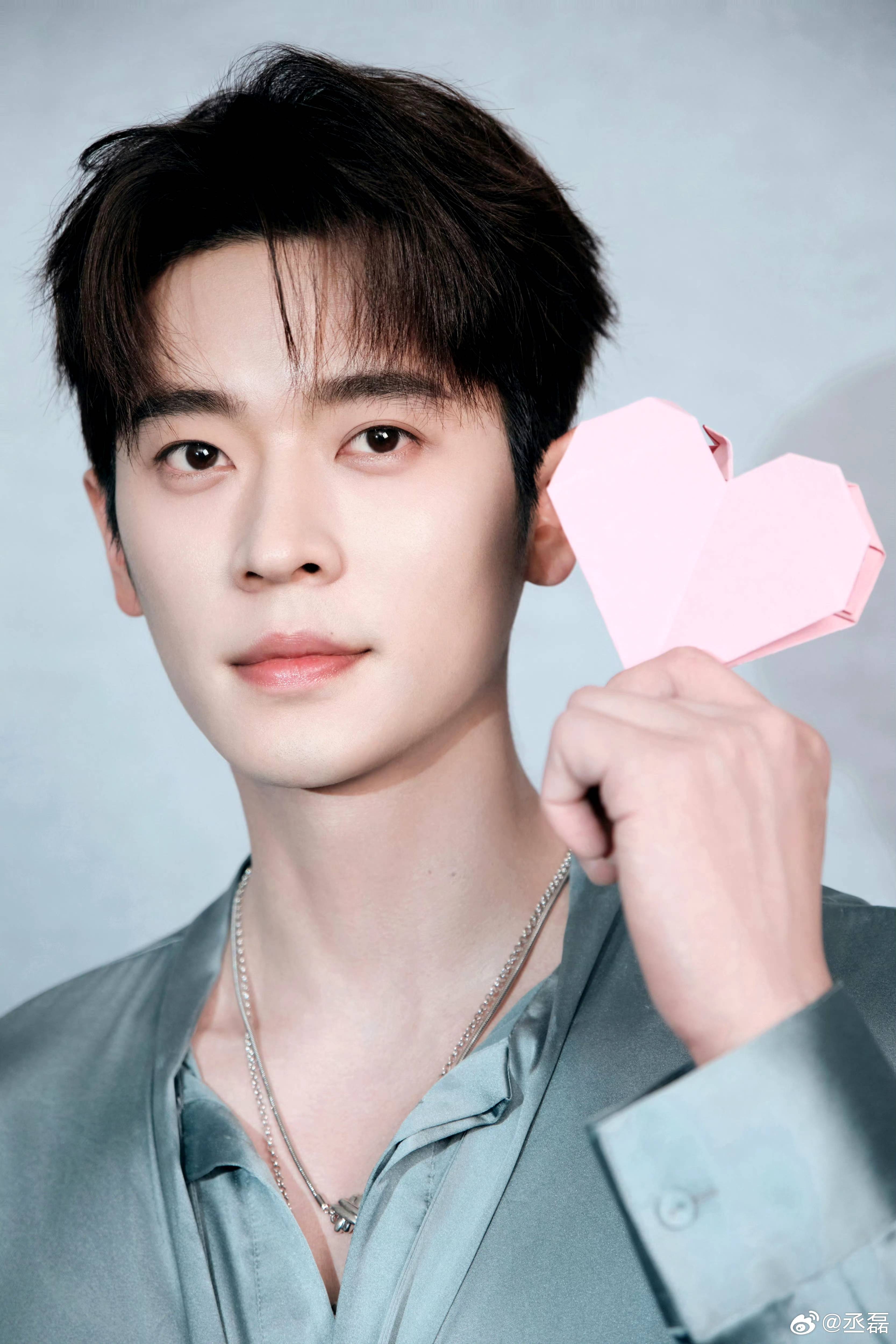 丞磊原名叫杨辉翔,1993年出生于广东东莞,身高181cm,毕业于河北美术学院