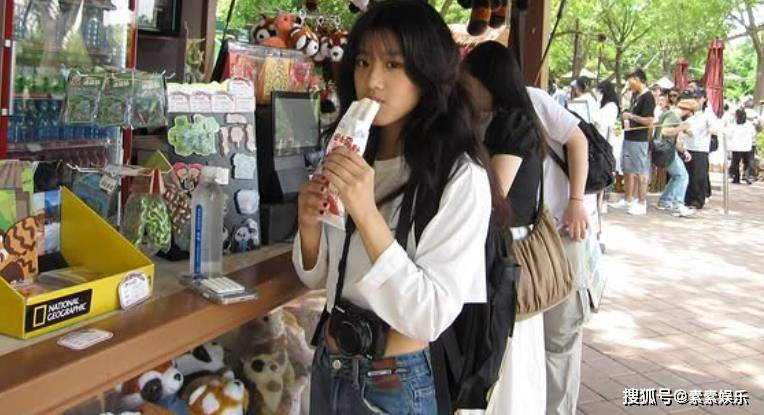 贾静雯19岁女儿梧桐妹被质疑已辍学，分享街拍变漂亮了
