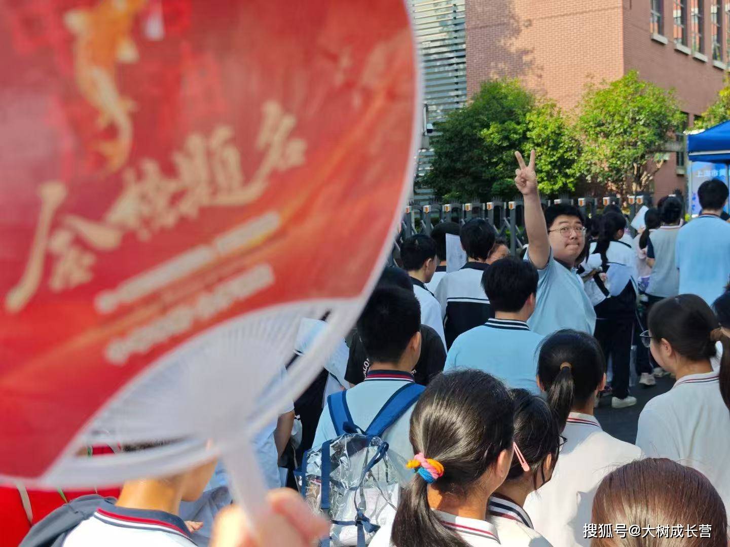 上海中考作文题：帮助人使达到目的！上海中考增至127万人2024年新政