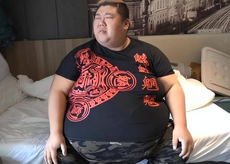 河北小伙从300多斤吃到560斤家里常备3台呼吸机但月入几十万？直播间怎么夸奖观众