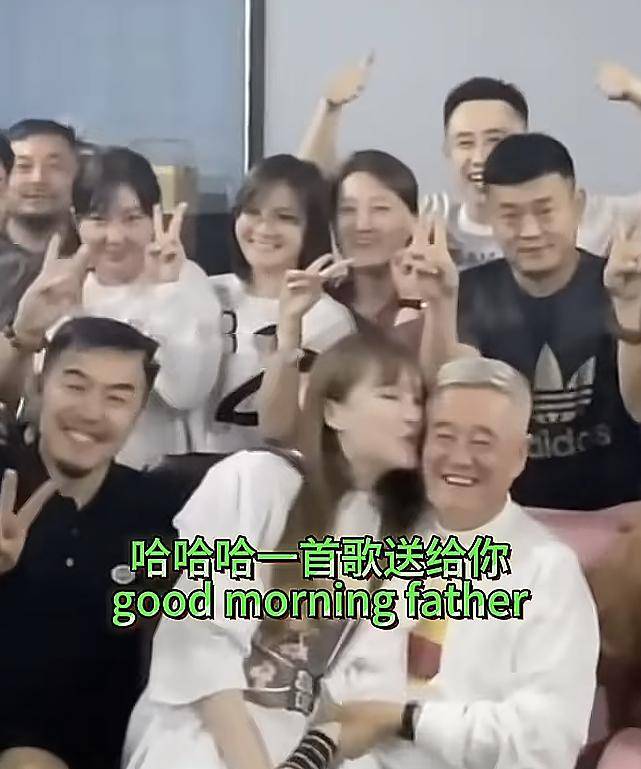 赵本山和徒弟们一起过父亲节，头发胡子全白了，女儿球球亲吻脸颊