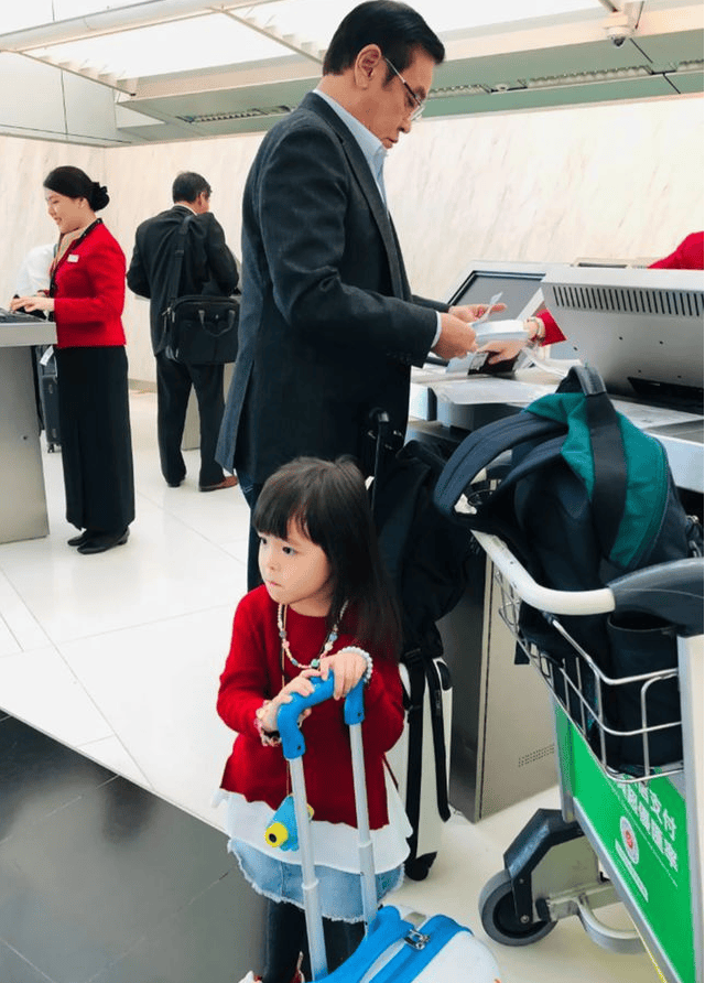 尔冬升父女俩相差61岁！曾分手张曼玉余安安两次离婚