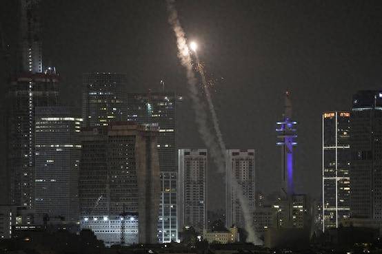 以色列激战伊朗48小时，革命卫队高层遇袭身亡，伊朗总统紧急求和！