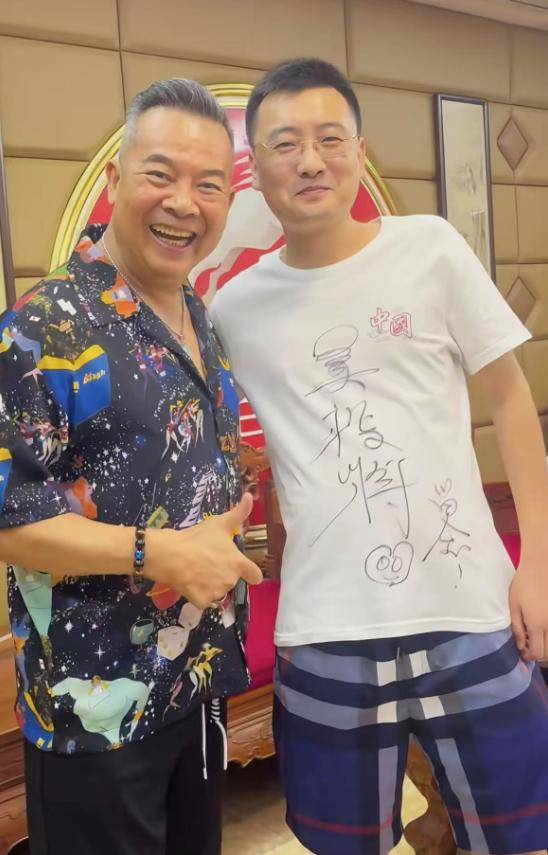 62岁孙兴与吴毅将聚会！豪吃海鲜好惬意，桌上两瓶茅台抢镜