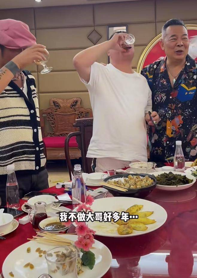 62岁孙兴与吴毅将聚会！豪吃海鲜好惬意，桌上两瓶茅台抢镜