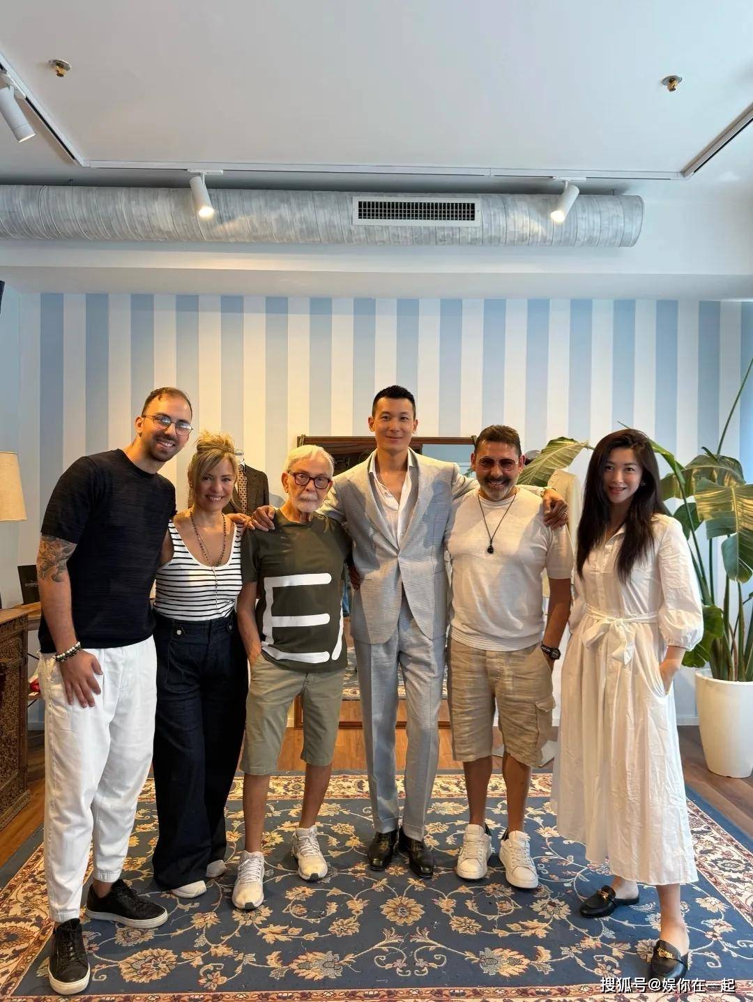 40岁朱珠陪老公出差意大利，女儿珠宝好乖巧，男方做高端西服生意