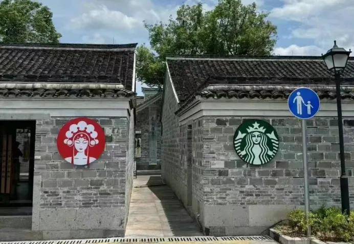 星巴克的腰，终于被“穷鬼年轻人”压弯了