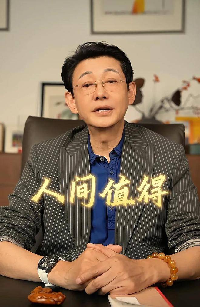 62岁程前罕见露面：昔日&quot;央视一哥&quot;两鬓斑白，儒雅气质不减当年