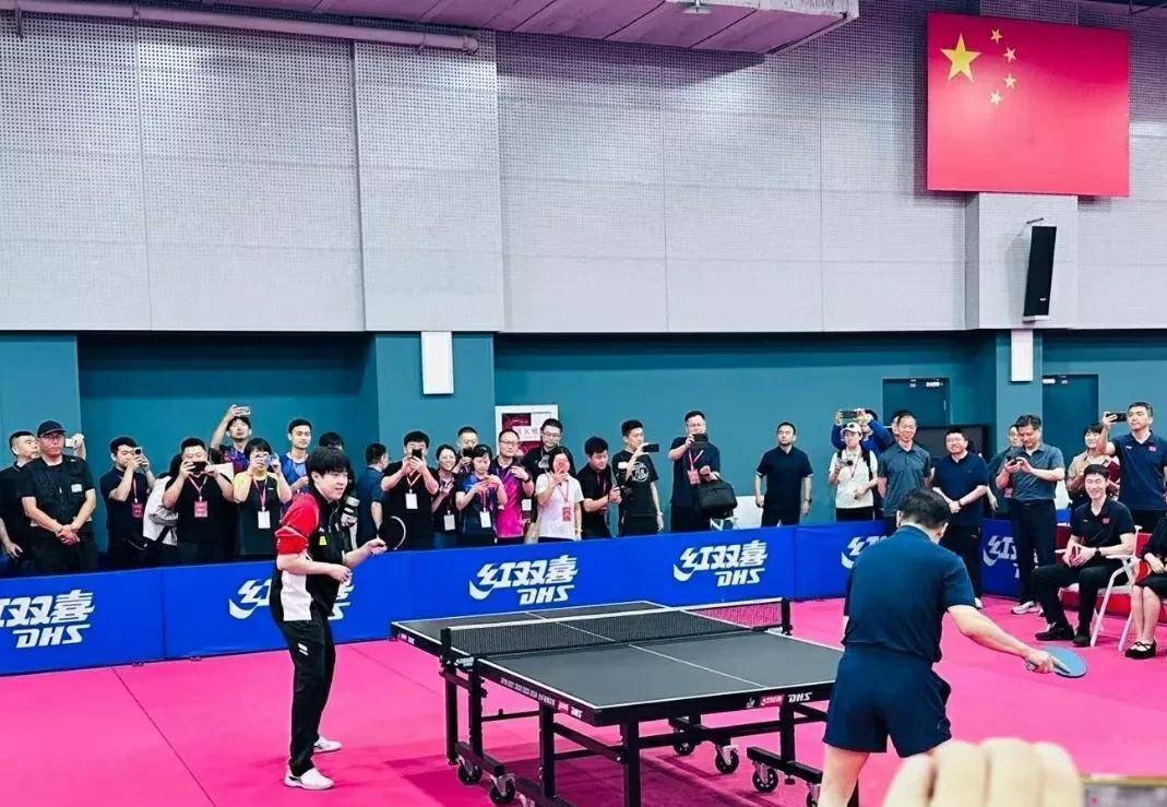 王励勤率国乒三将亮相机关赛！莎局背手视察上场引来热议2025年6月22日