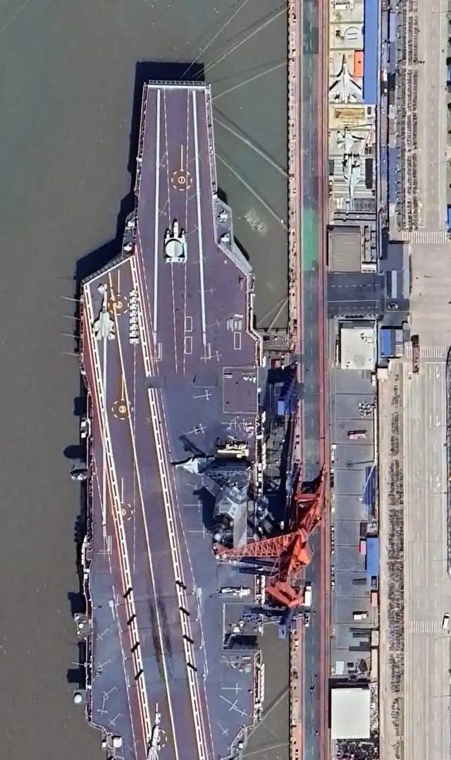 福建舰7月1日服役？中国第三艘航母开始刷舷号 甲板有36个停机位