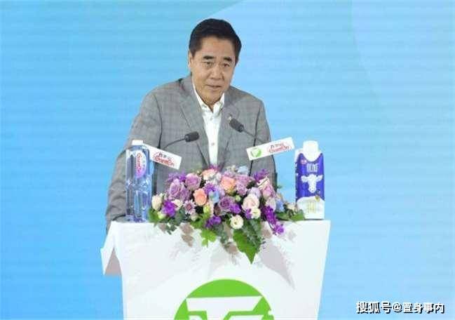 69岁陈宝国状态曝光，脖子缩短走路拖腿，身形消瘦，让人不敢认