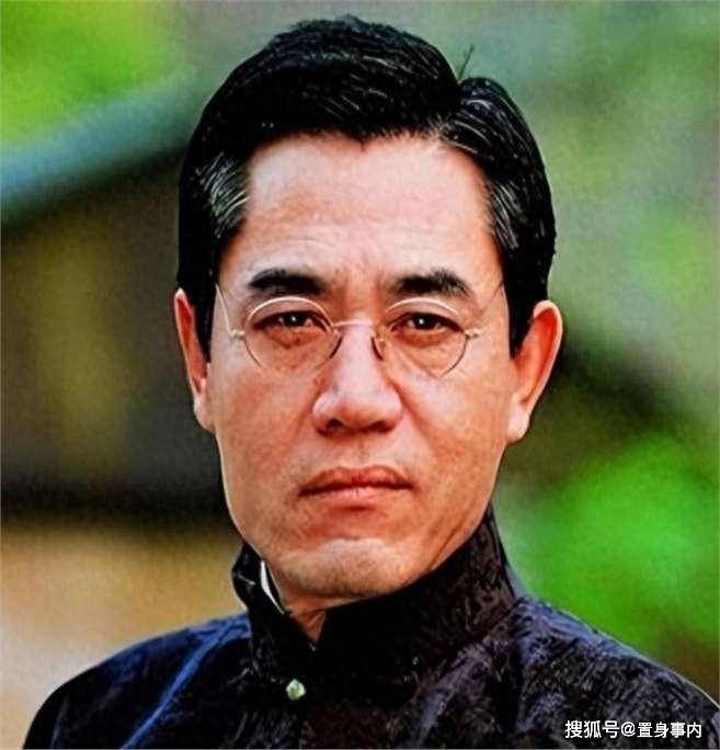 69岁陈宝国状态曝光，脖子缩短走路拖腿，身形消瘦，让人不敢认