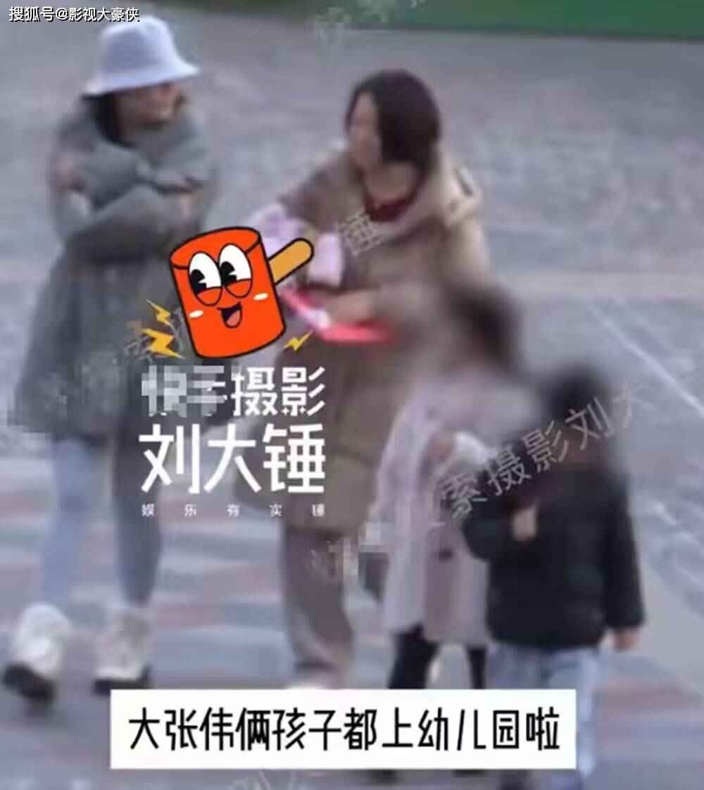 42岁大张伟机场吃面嫩得像大学生，老婆却被嘲‘像母子’？
