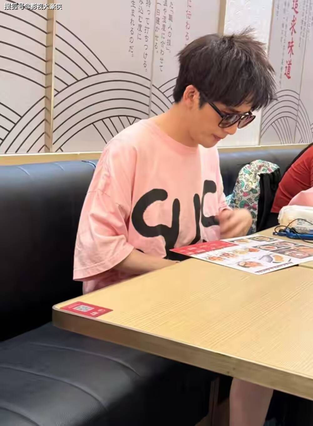 42岁大张伟机场吃面嫩得像大学生，老婆却被嘲‘像母子’？