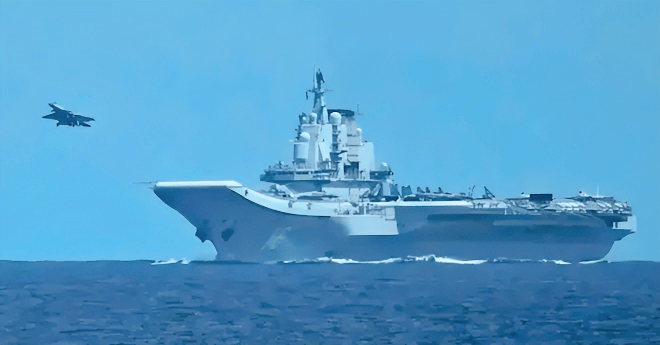 西太上空突发危局！四架外机实弹扑向辽宁舰，歼-15挂弹强势驱离