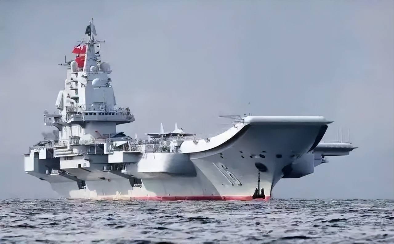 西太上空突发危局！四架外机实弹扑向辽宁舰，歼-15挂弹强势驱离