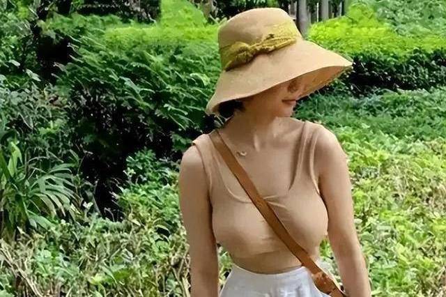 18岁黄多多度假照引争议，网友纷纷评论：这身材熟透”了！