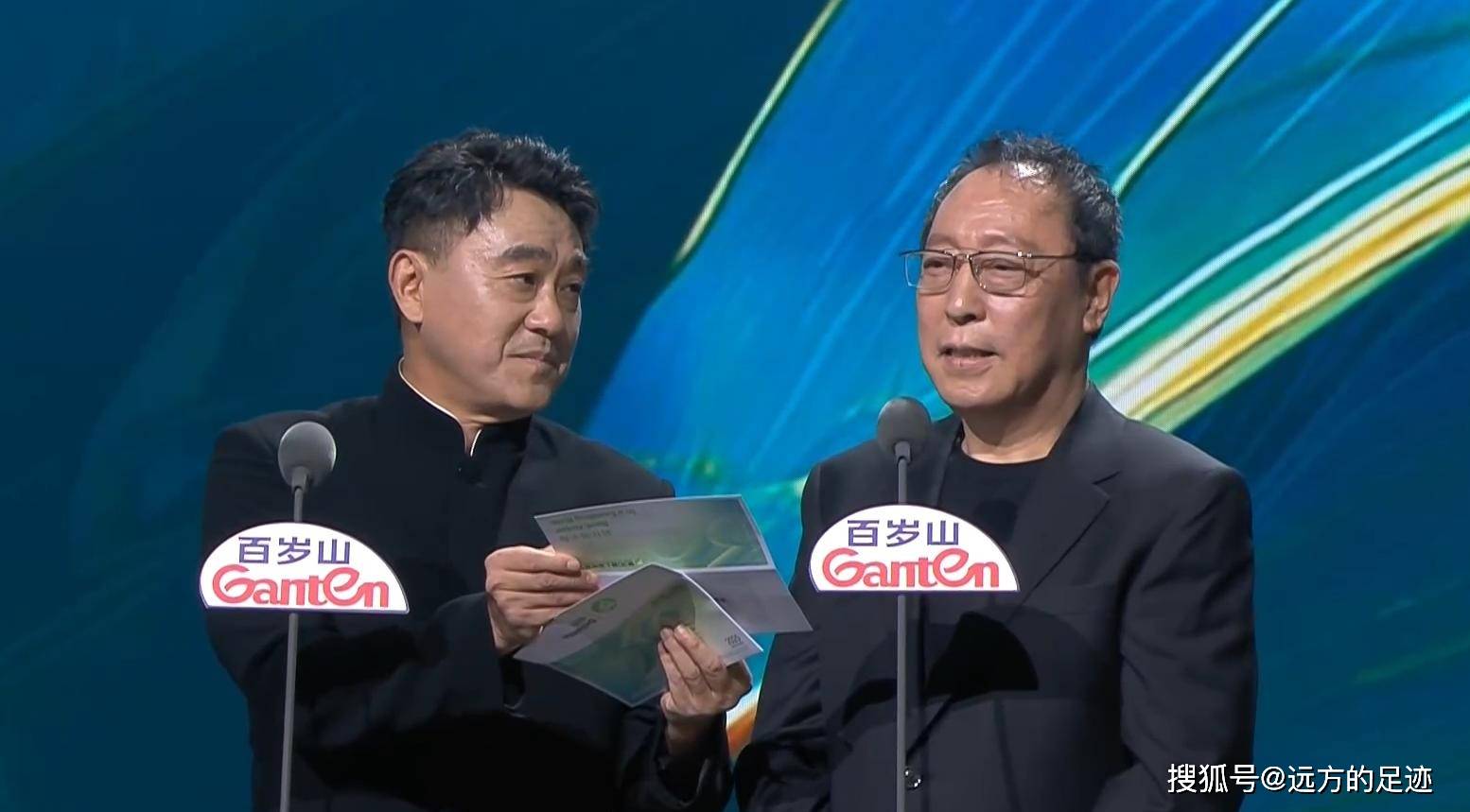 第30届白玉兰奖落幕，刘亦菲红毯缺席惹争议，网友质疑体面人设崩塌