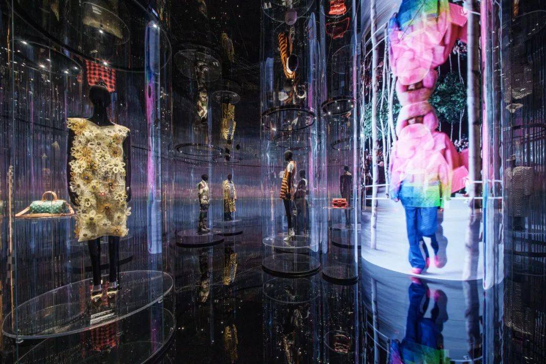 教授你你慢一点:刘亦菲、宋茜、王楚钦等众星登船！“路易号”在上海起航