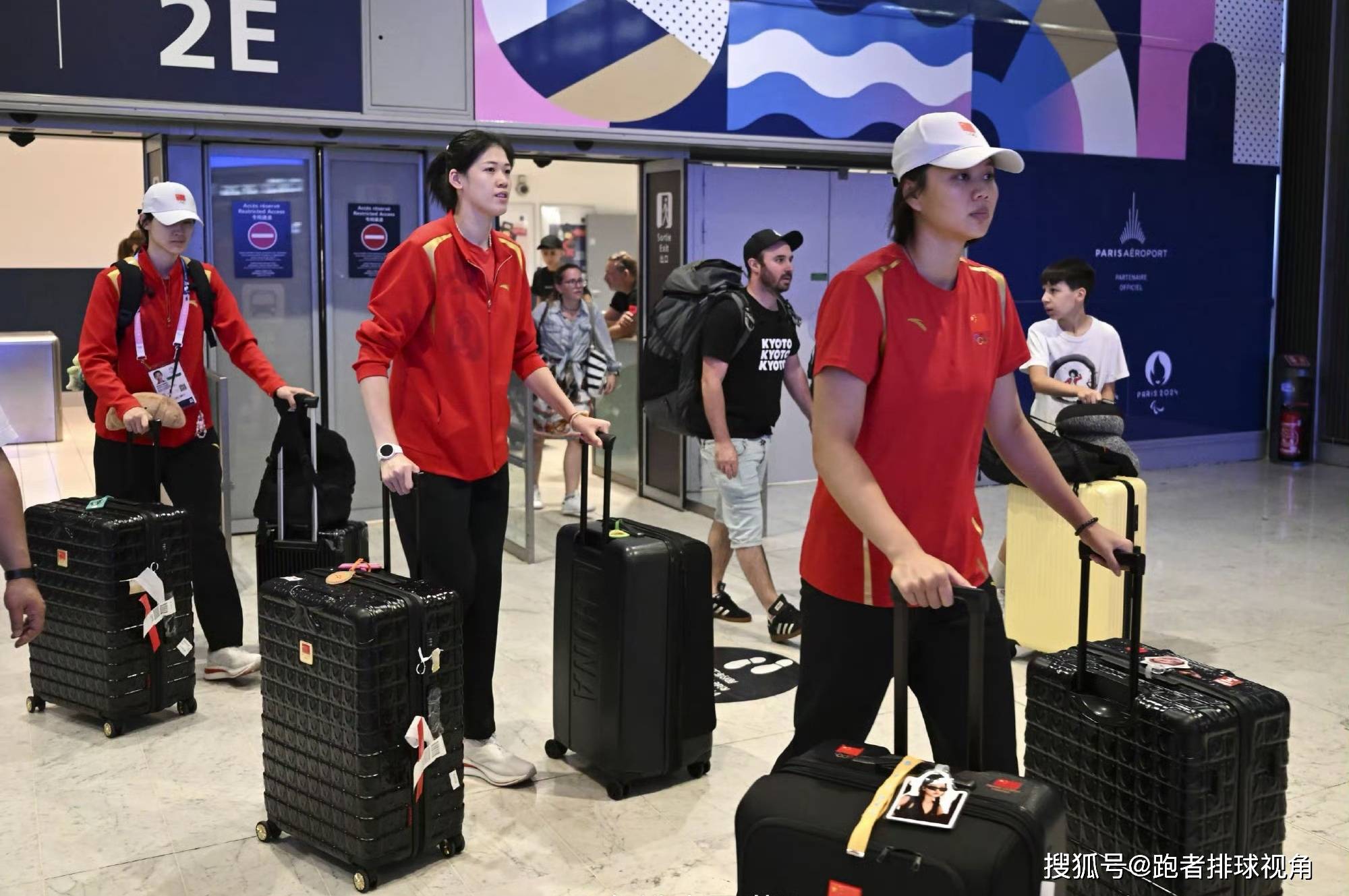 原创             中国女排凌晨低调出征！机场被偶遇，球员名单有变，有望四连胜