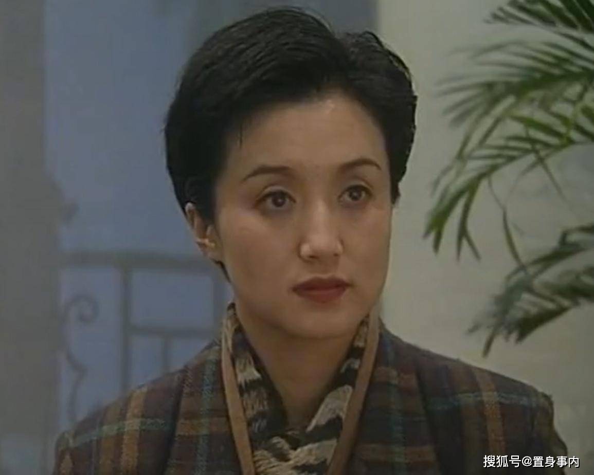 丈夫欠债别墅遭拍卖，靠2500退休金过活，无儿女的杨昆咋样了？