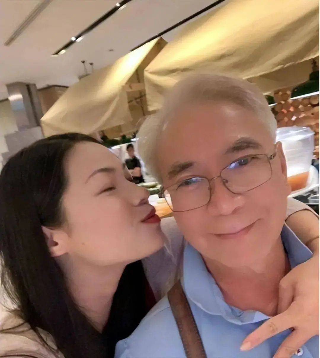 74岁老戏骨捧花接小36岁未婚妻出狱！二人相拥痛哭