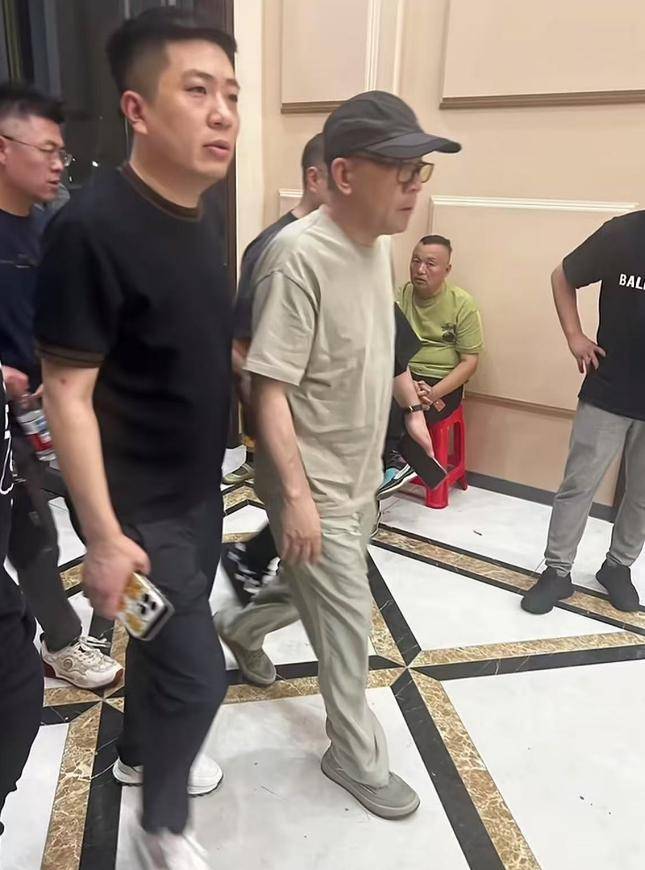 杨少华灵堂遗照曝光！儿子杨伦穿红衣奔丧，饭店发文：停业一月