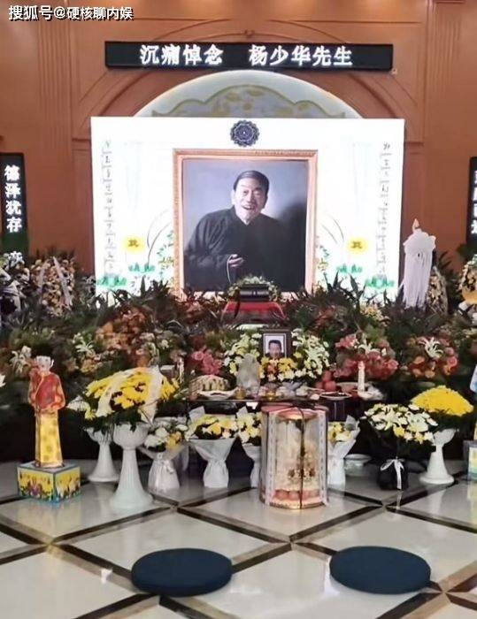 无语！杨少华追悼会上，4个儿子坐一起抽烟，别人反而鞠躬还礼！