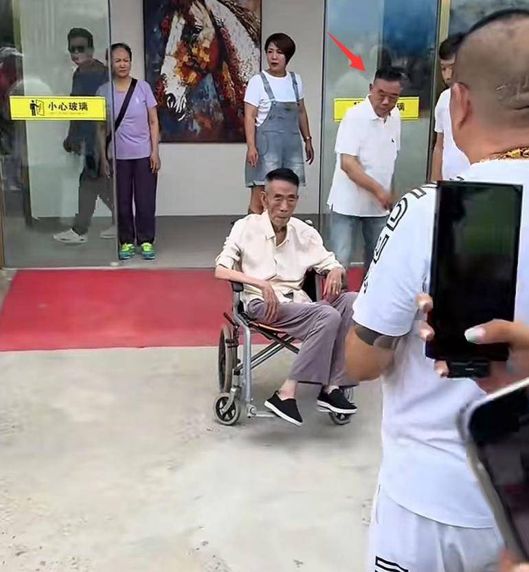 杨少华灵堂遗照曝光！儿子杨伦穿红衣奔丧，饭店发文：停业一月
