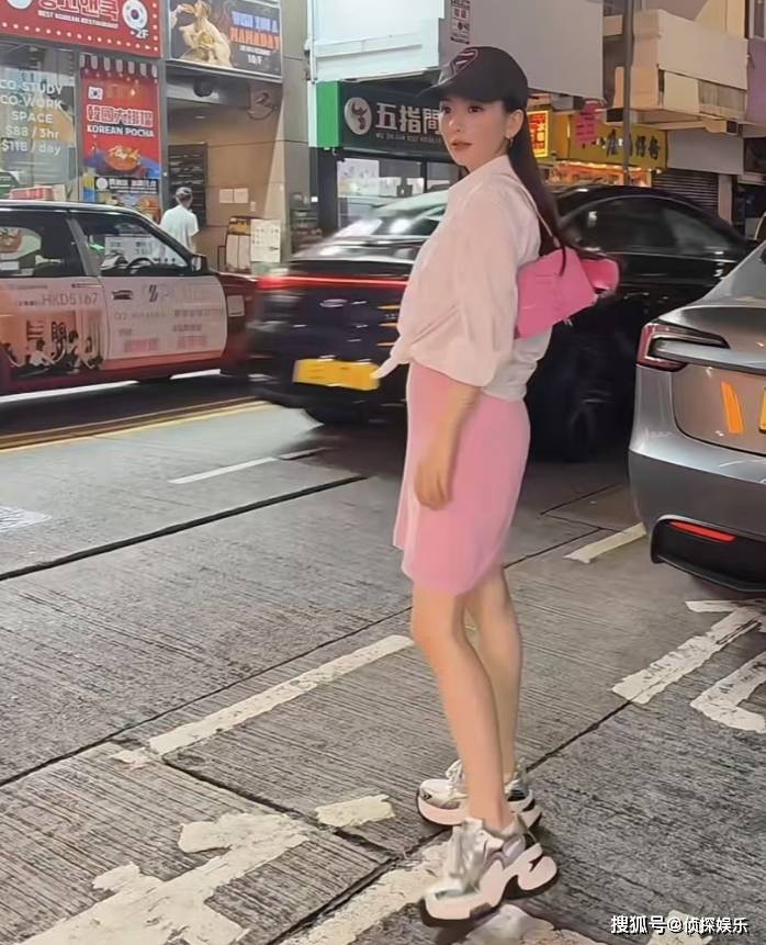 郭富城老婆首晒大肚照，怀三胎数月孕相藏不住，小腹隆起仍很瘦