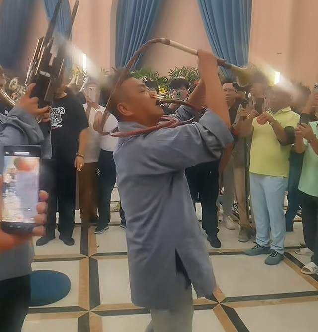 杨少华吊唁仪式如修罗场！杂耍、闹场、大和解，刺青男穿裤衩主持
