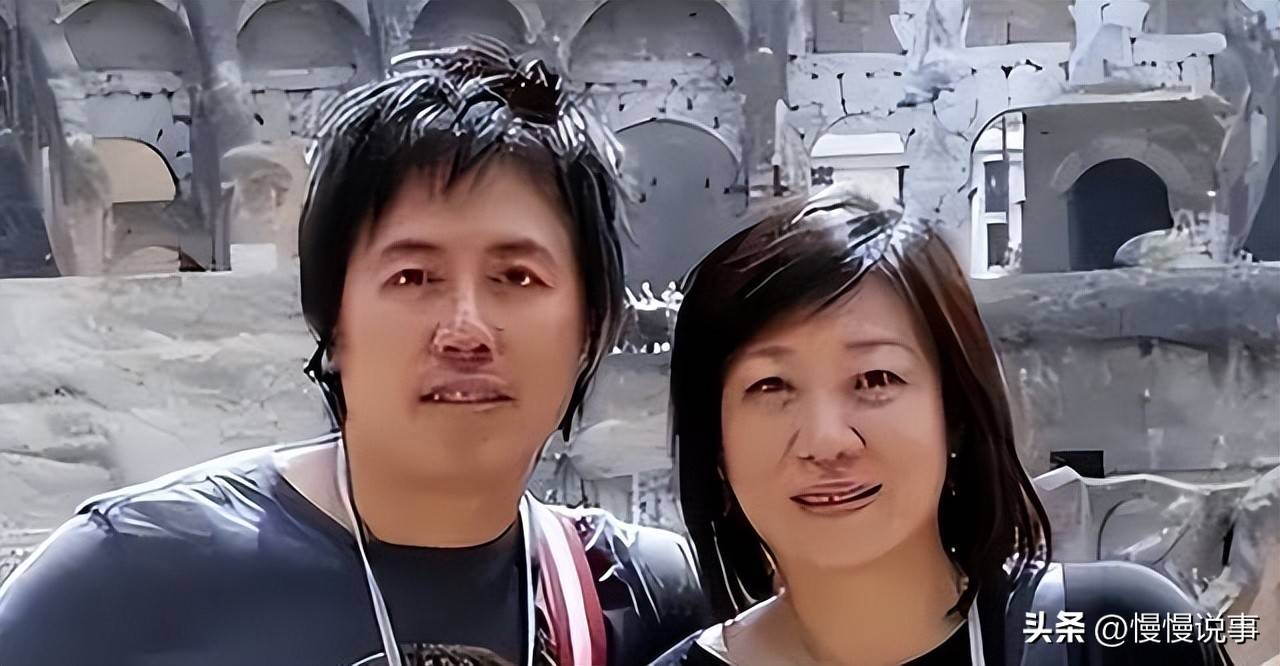 断崖式衰老惊人，58岁歌手张宇生病复出，满头银发身形消瘦引关注