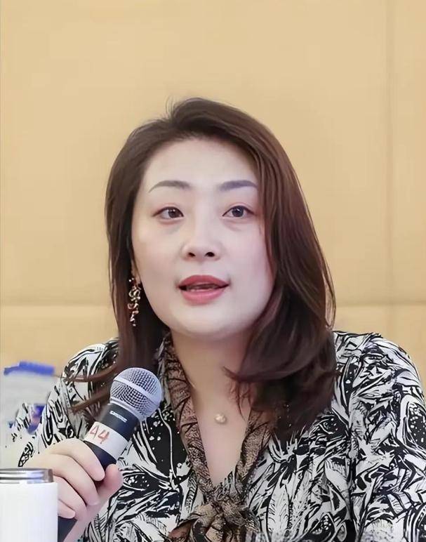 杜建英大学旧照曝光，难怪能上位！两儿子名字暗藏深意，手握股权