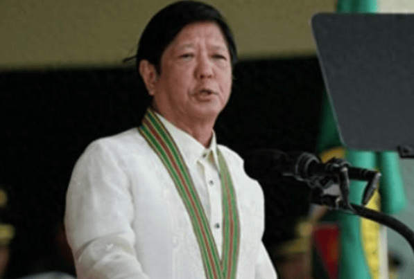 特朗普重税落下，马科斯终于死心了，替美国卖命不会有好下场！