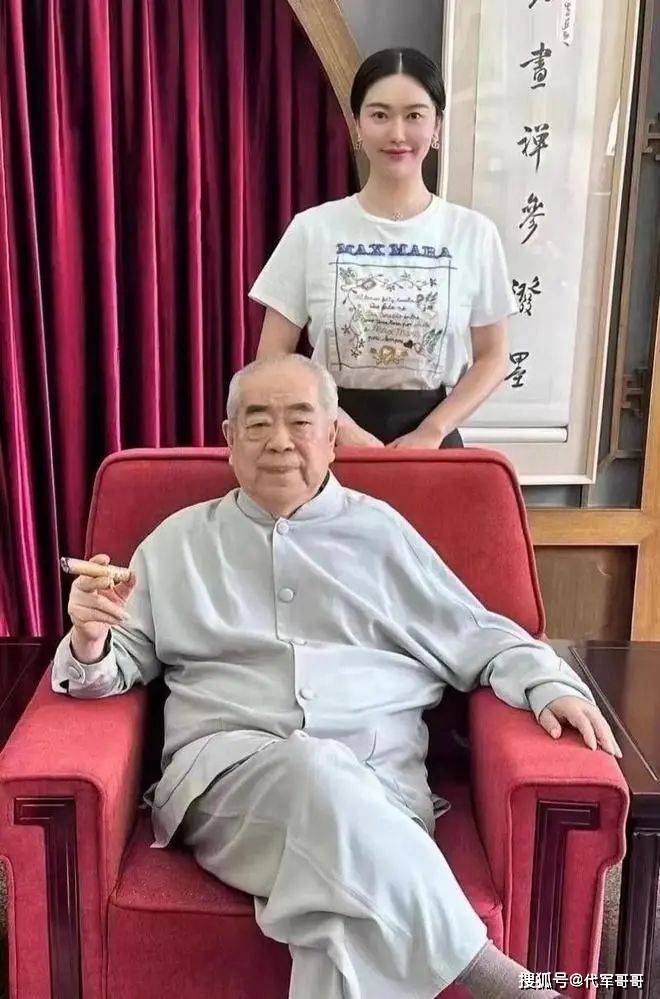 结婚仅1年，87岁的范曾已经衰老，比他小50岁的娇妻仍如花似玉