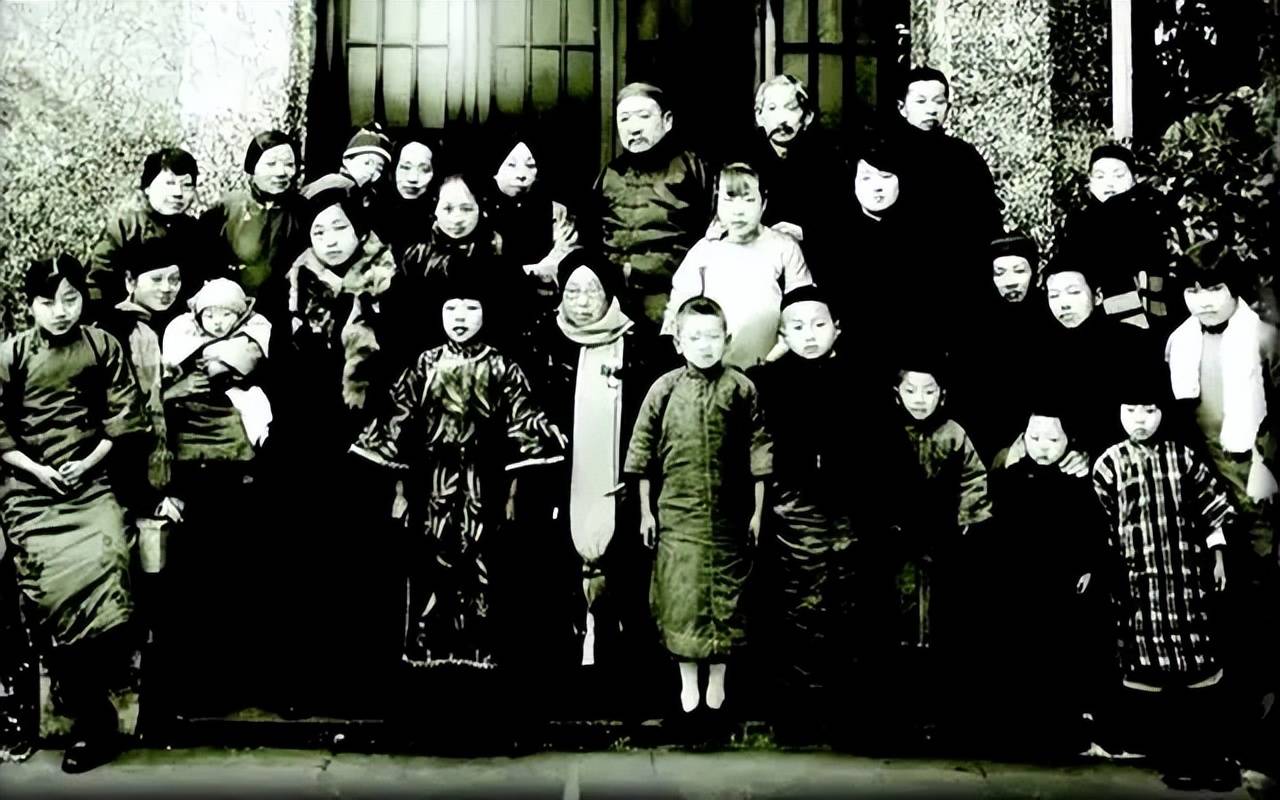 原创             钱三强到陕西，见一女人在扫厕所，激动大哭，你怎么在这里啊？