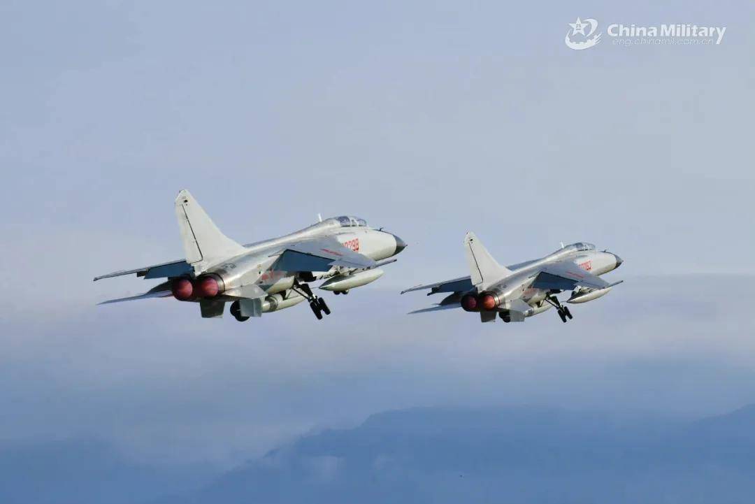 退役前发挥余热？日本：侦察机遭歼轰-7A“爆击机”贴身30米拦截