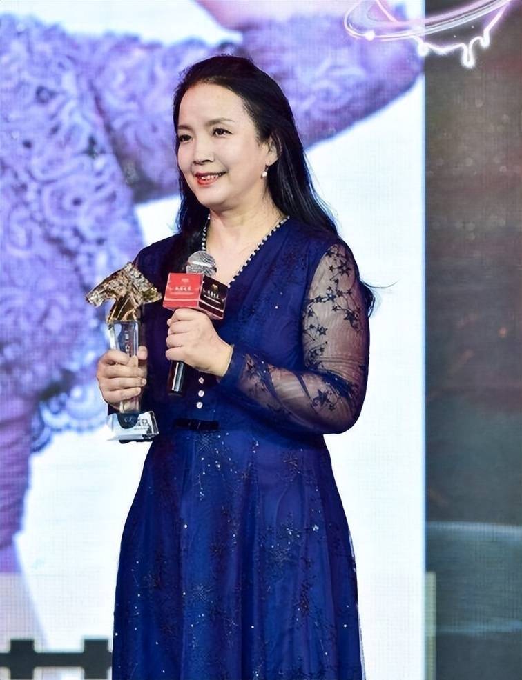 移居美国多年，吕丽萍再犯“老毛病”，官方出手撕碎她的体面！