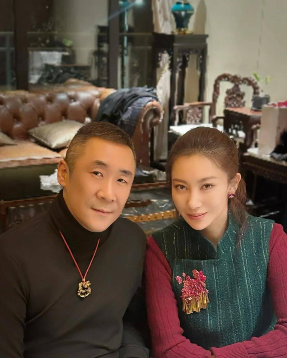 章子怡侄女19岁生日，章爸首露面头发花白，抱着孙子笑得合不拢嘴