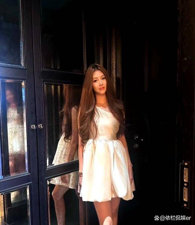 章子怡侄女19岁生日，章爸首露面头发花白，抱着孙子笑得合不拢嘴