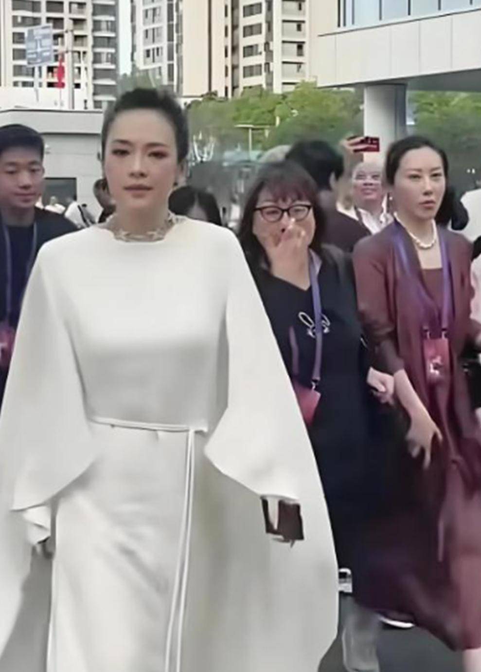 章子怡侄女19岁生日，章爸首露面头发花白，抱着孙子笑得合不拢嘴