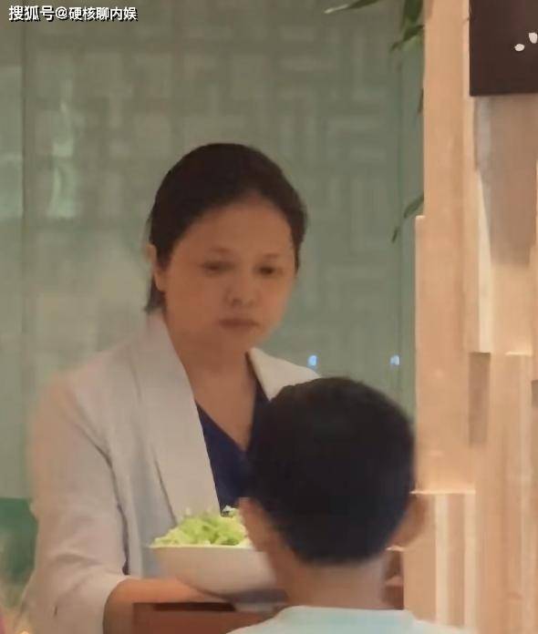 55岁前央视主持人文清被偶遇，发福太多变化大，回老家生活朴实！