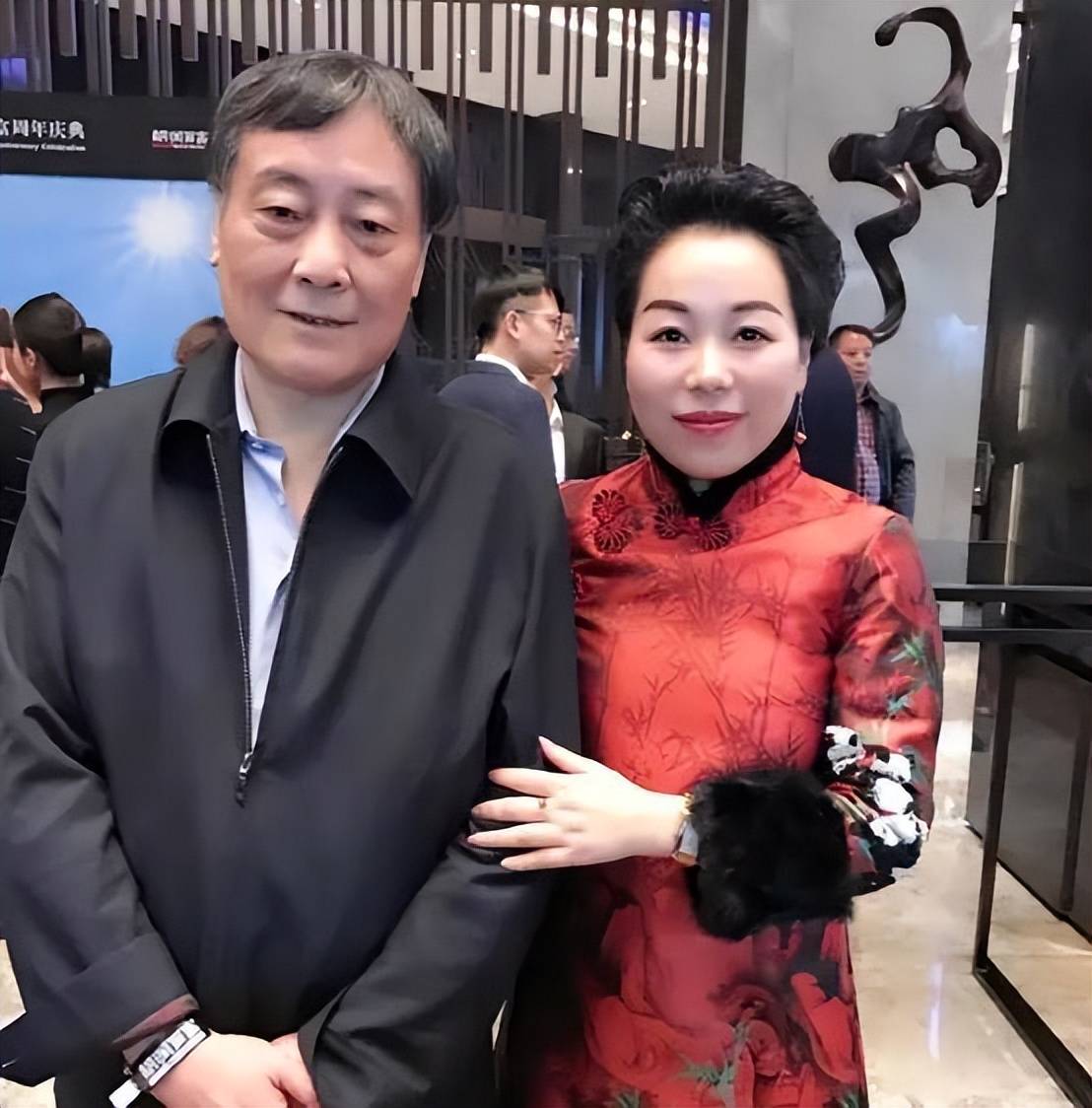 宗庆后全家福曝光，父母更宠爱孙子，宗馥莉坐一旁，姑姑颜值高