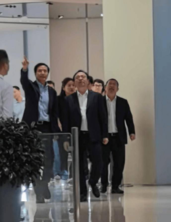 原创             雷军的竞争对手黄仁勋、王传福，为何都成了他的朋友圈？