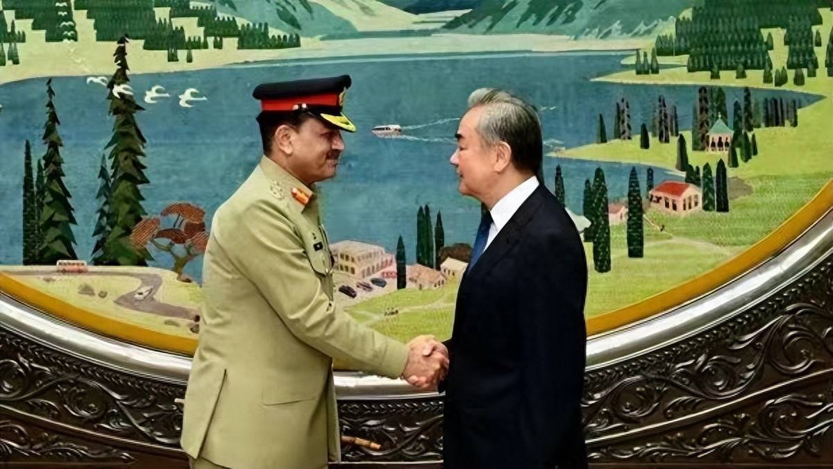 莫迪打错算盘，巴陆军参谋长拿着“战书”，想找中方给巴铁主持公道