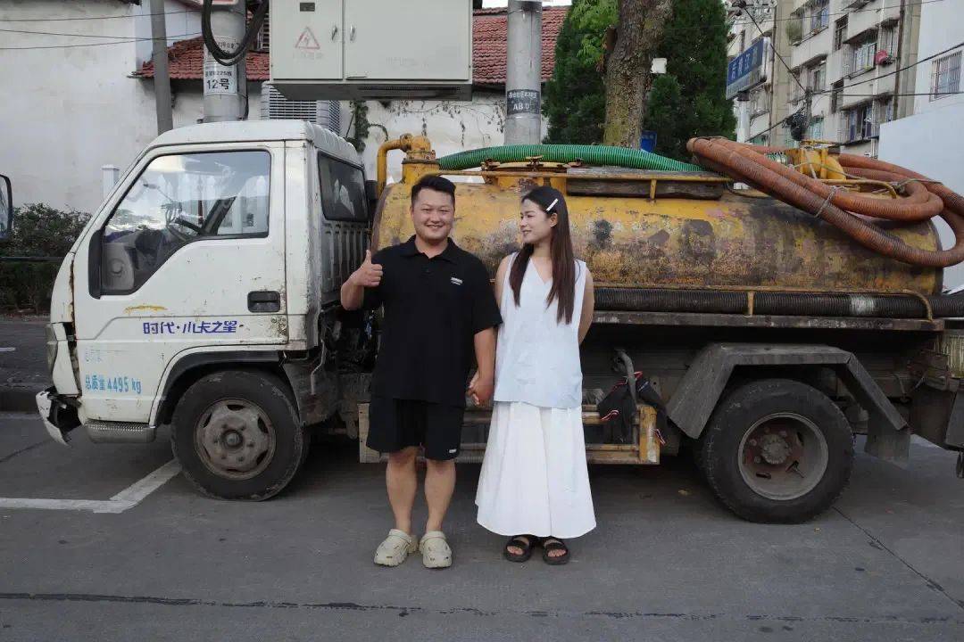 白天开粪车，晚上开奔驰！95后“掏二代”的一句话，让网友破防了