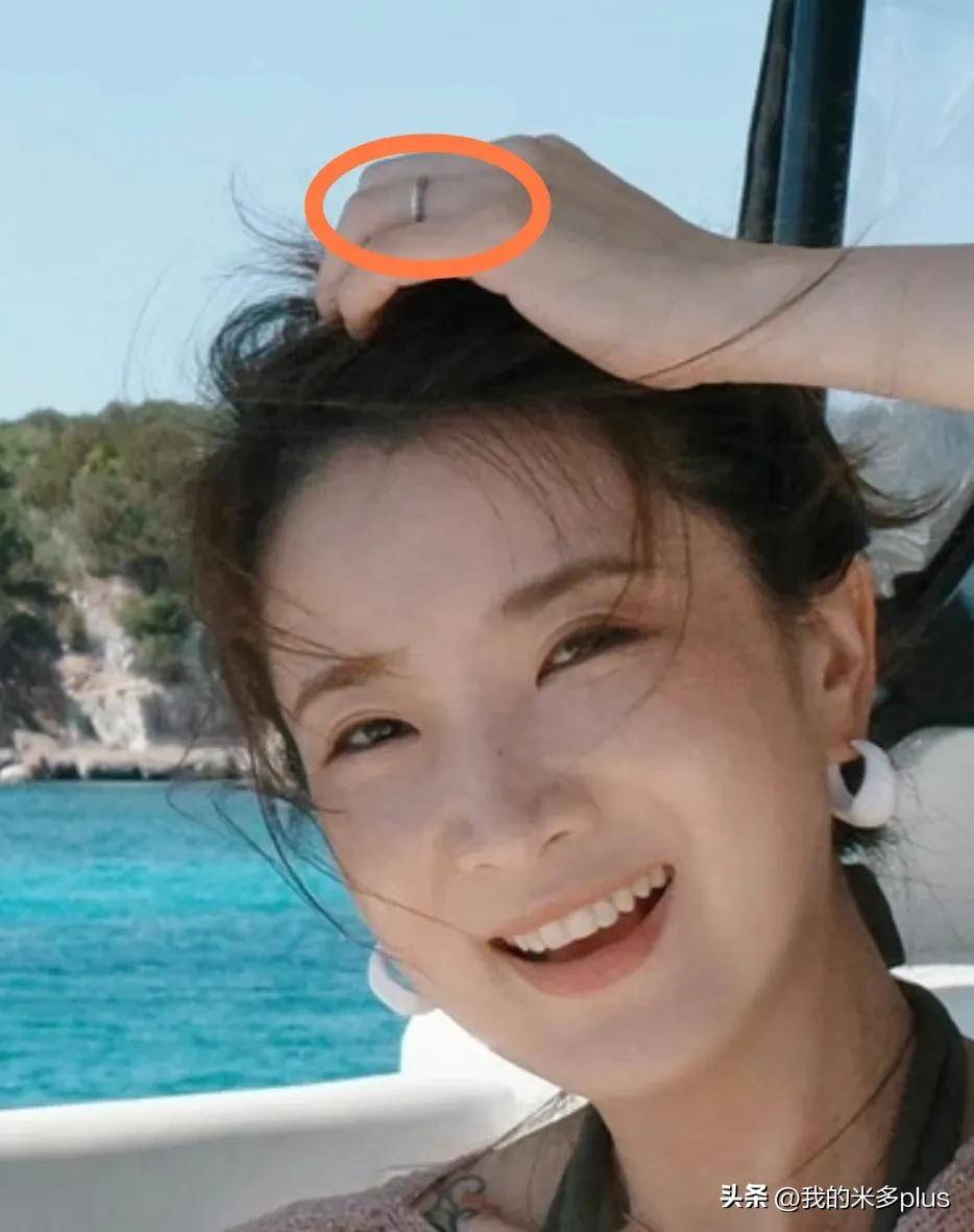 陈赫前妻晒新老公！38岁许婧坐游艇出海，外籍丈夫一双蓝眼睛超帅