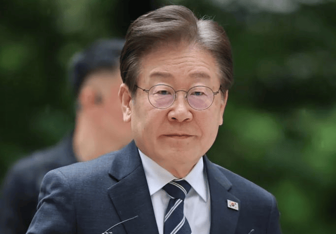 一觉醒来！李在明对美举白旗，全球经济前十国家中，仅剩4国还在抵抗