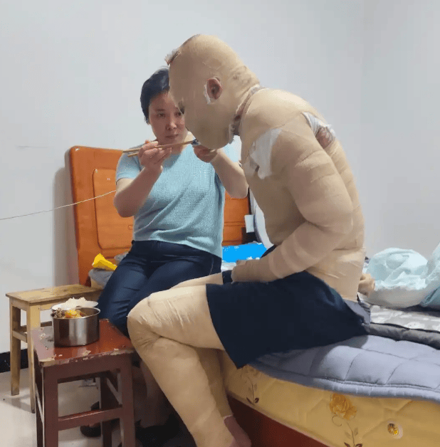 一块电池毁掉的人生！90%烧伤的武汉大学生索赔案开庭，300万治疗费压身