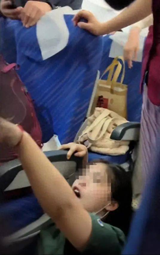 一航班上乘客打架？疑因男孩顶座引发肢体冲突，家长大喊“他还是个孩子！”警方已介入